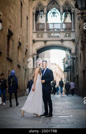 Gerade verheiratetes Paar zu Fuß in den Straßen von Barcelona, in schönen Hochzeitskleid Stockfoto