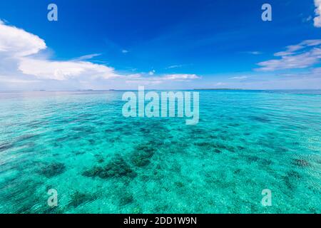 Entspannende Seeseite mit weiten Horizont des Himmels und des Meeres. Tropisches Ozeanwasser mit Horizont Stockfoto