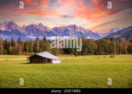 Ein kleiner Schuppen oder Scheune vor den Alpen bei Maishofen, Österreich. Hinter diesen Bergen liegt Berchtesgaden. Stockfoto