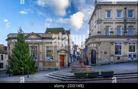 Billiges Street Frome & Market Cross mit beleuchtetem Weihnachtsbaum in Market Place, Frome, Somerset, UK aufgenommen am 22. November 2020 Stockfoto