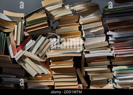 Wand der Bücher stapelten sich Stockfoto