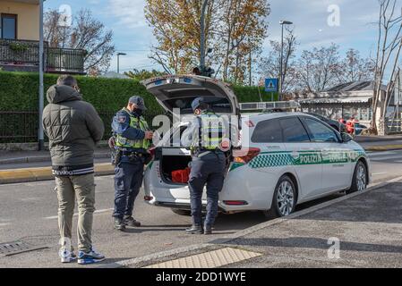 Bergamo, Italien 20. November 2020. Die Stadtpolizei der Gemeinde Seriate führt Anti-covid-19-Kontrollen während der Sperrung in der Lombardei, Italien, durch Stockfoto