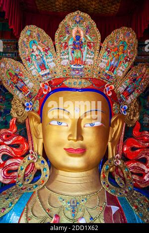 LEH, INDIEN - 25. SEPTEMBER 2013: Maitreya Buddha Statue im Thiksey Buddhistischen Kloster in der Nähe von Leh in Ladakh, Nordindien Stockfoto