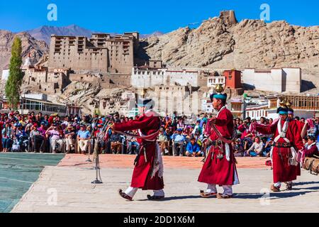 LEH, INDIEN - 26. SEPTEMBER 2013: Unbekannte Menschen tanzen in traditionellen ethnischen Kleidung auf Ladakh Festival in Leh Stadt in Indien Stockfoto