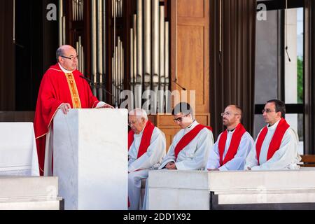 FATIMA, PORTUGAL - 29. JUNI 2014: Katholische Priester beten im Heiligtum unserer Lieben Frau von Fatima in Fatima in Portugal Stockfoto