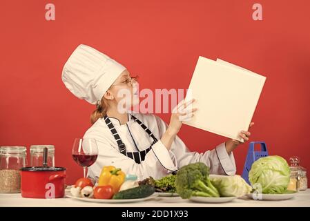 Sie gesund. Kulinarische Anweisungen im Internet. Restaurant-Menü-Design. Meisterklasse für kulinarischen Kunstkochprozess. Gourmet-Küche vom Koch. Konzept für Koch zu Hause. Küchenchefin sucht Rezepte. Stockfoto
