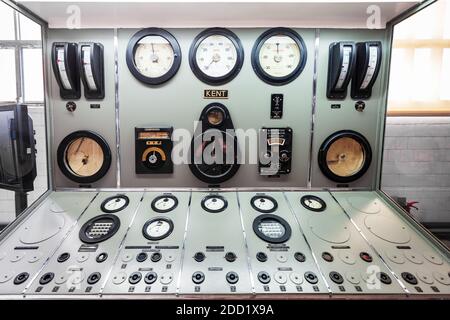 LISSABON, PORTUGAL - 25. JUNI 2014: Elektrisches Bedienfeld im Elektrizitätsmuseum des Elektrizitätskraftwerk Tejo in Lissabon, Portugal Stockfoto