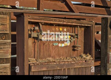 Verlassene alte „im Boden“-Tierwaage, Gewichtungs- und Maßsiegel 1959 - 2001, historische landwirtschaftliche Geräte, Kalifornien. Stockfoto