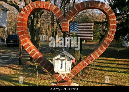 Pennsylvania, USA. Mailbox in einer herzförmigen Ziegelstruktur platziert. Stockfoto