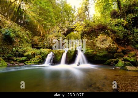 Berühmter Wasserfall im Mullerthal in Luxemburg, calles Schiessentümppel Stockfoto