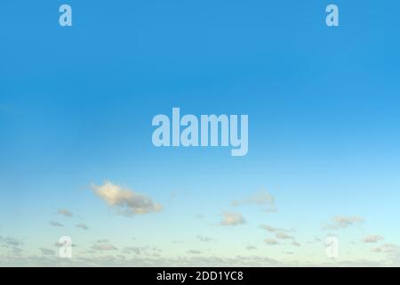 Weiße Wolken am blauen Himmel, Platz für Inschrift kopieren Stockfoto