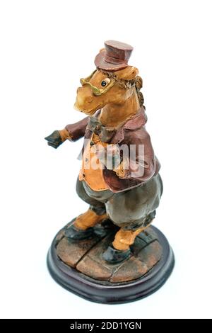 Figur lustigen Esel auf seinen Füßen stehen. Weißer Hintergrund, isolieren. Statuette eines Esels in einem Anzug und mit einer Uhr Stockfoto