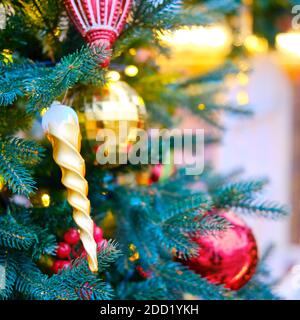 Weihnachtsbaum als Wohndesign-Element vor dem Neuen Jahr Stockfoto