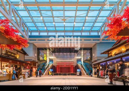 tokio, japan - november 22 2019: Edo Market Place Einkaufsbereich namens Edo-koji im internationalen Terminal des Haneda Flughafens, der traditionelle Holzbögen mischt Stockfoto