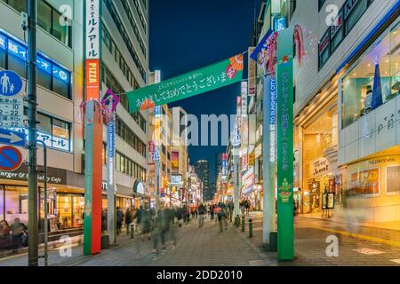 ikebukuro, japan - dezember 31 2019: Nachtansicht der Menschenmenge auf der Fußgängerüberfahrt der Sunshine 60 Street, die zur berühmten otome Road dec führt Stockfoto