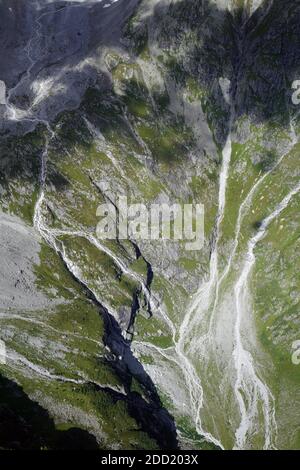 Luftaufnahme des Oberflächenabflusses aus den Bergen der Glarner Alpen, Schweiz. Stockfoto