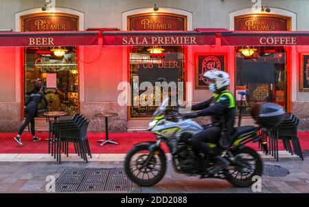 Malaga, Spanien. 23. November 2020: 23. November 2020 (Malaga) Restaurants und Bars sind verpflichtet, um 18 Uhr zu schließen, als vorbeugende Maßnahme gegen das Covid 19 oder Coronavirus Quelle: Lorenzo Carnero/ZUMA Wire/Alamy Live News Stockfoto