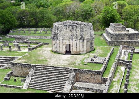 Ein Blick auf den Tempel Redondo von der Spitze des Schlosses von König Kukulcan in der Mayapan-Stätte in der Nähe von Telchaquillo auf der Yucatan-Halbinsel, Mexiko. Stockfoto