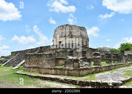 Maya-Ruinen des Tempels Redondo in der archäologischen Stätte Mayapan bei Telchaquillo auf der Halbinsel Yucatan, Mexiko. Eine runde Steinstruktur. Stockfoto