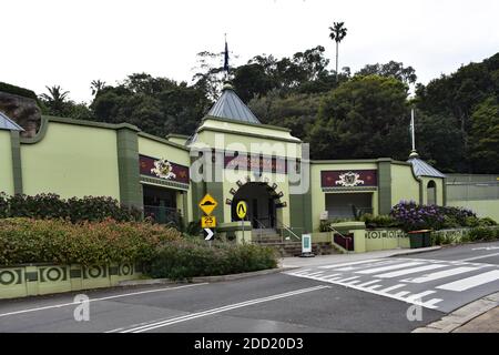 Der untere Eingang im Taronga Zoo in Sydney an einem ruhigen Tag. Direkt vor dem Eingang befindet sich ein Fußgängerübergang. New South Wales, Australien. Stockfoto