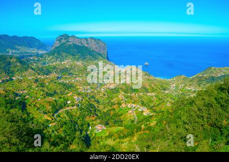 Landschaft mit Maderia Dorf, Berge und Meer in einem hellen sonnigen Tag. Madeira, Portugal Stockfoto