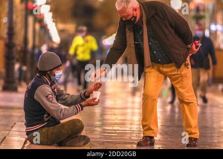 Malaga, Spanien. 23. November 2020: 23. November 2020 (Malaga) EIN Mann ohne Haus oder Haus bittet auf der Straße mit einer Maske zu essen Credit: Lorenzo Carnero/ZUMA Wire/Alamy Live News Stockfoto