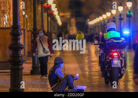 Malaga, Spanien. 23. November 2020: 23. November 2020 (Malaga) EIN Mann ohne Haus oder Haus bittet auf der Straße mit einer Maske zu essen Credit: Lorenzo Carnero/ZUMA Wire/Alamy Live News Stockfoto