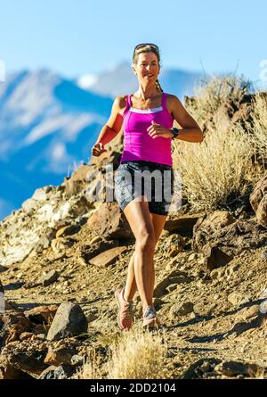 Attraktive fit Frau mittleren Alters läuft auf Bergwegen; Salida; Colorado; USA Stockfoto
