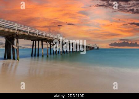 Malibu Pier Strand mit Sonnenuntergang Himmel in der Nähe von Los Angeles in Kalifornien. Stockfoto