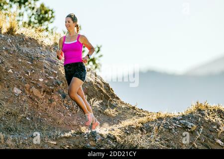 Attraktive fit Frau mittleren Alters läuft auf Bergwegen; Salida; Colorado; USA Stockfoto