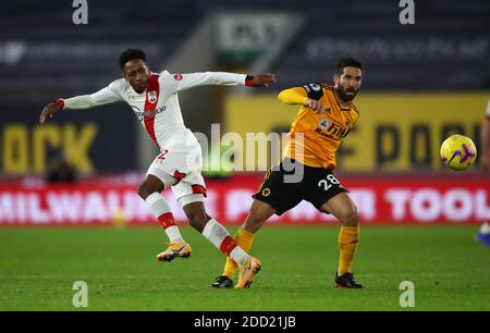 Southampton's Kyle Walker-Peters (links) und Wolverhampton Wanderers' Joao Moutinho kämpfen während des Premier League-Spiels in Molineux, Wolverhampton, um den Ball. Stockfoto