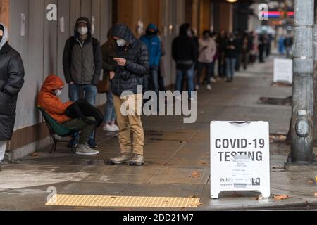 Seattle, USA. November 2020. Mitten in der Nacht stehen Leute in der Innenstadt von Belltown an, um einen Covid 19 Test vor dem Dankesurlaub zu machen. Quelle: James Anderson/Alamy Live News Stockfoto