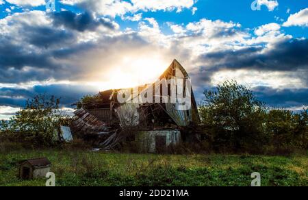 Old Barn and Dog House Stockfoto