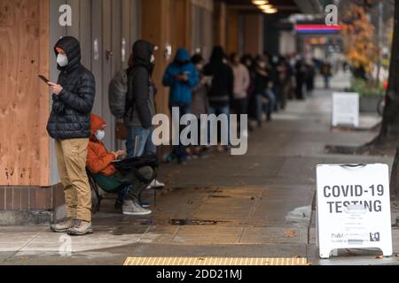 Seattle, USA. November 2020. Mitten in der Nacht stehen Leute in der Innenstadt von Belltown an, um einen Covid 19 Test vor dem Dankesurlaub zu machen. Quelle: James Anderson/Alamy Live News Stockfoto