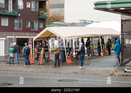 Seattle, USA. November 2020. Mitten in der Nacht stehen Leute in der Innenstadt von Belltown an, um einen Covid 19 Test vor dem Dankesurlaub zu machen. Quelle: James Anderson/Alamy Live News Stockfoto