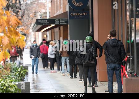 Seattle, USA. November 2020. Mitten in der Nacht stehen Leute in der Innenstadt von Belltown an, um einen Covid 19 Test vor dem Dankesurlaub zu machen. Quelle: James Anderson/Alamy Live News Stockfoto