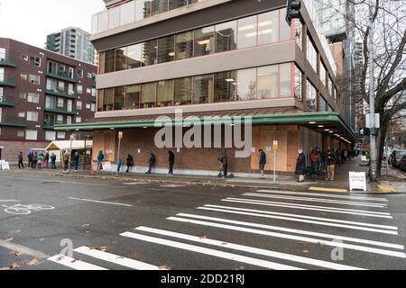 Seattle, USA. November 2020. Mitten in der Nacht stehen Leute in der Innenstadt von Belltown an, um einen Covid 19 Test vor dem Dankesurlaub zu machen. Quelle: James Anderson/Alamy Live News Stockfoto