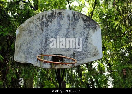 Sehr alter vergangener Basketballkorb, der auseinanderfällt Stockfoto