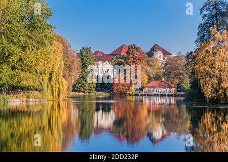 Berlin, Deutschland - 7. November 2020: Park und ein denkmalgeschützter Garten Lietzensee mit herbstbunten Bäumen und Gebäuden am Ufer des Lietzensees mit seinen Stockfoto