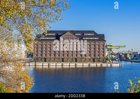 Berlin, Deutschland - 7. November 2020: Westhafen BEHALA, Binnenhafen und Betreiber des trimodalen Güterverkehrsknotenpunkts mit dem Bau der zollbonde Stockfoto