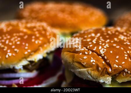 Nahaufnahme von frischen hausgemachten leckeren Burgern auf Holztisch Stockfoto