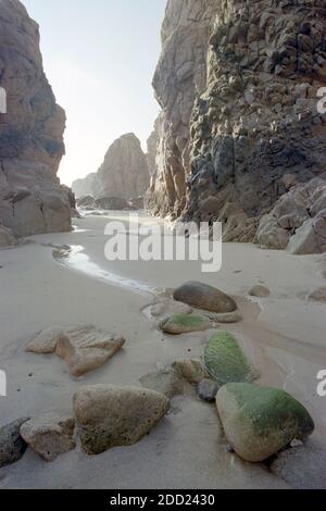 Rcky Beach. Praia da Ursa während der niedrigen tde, Portugal. ANALOG: 35 mm Film. Stockfoto