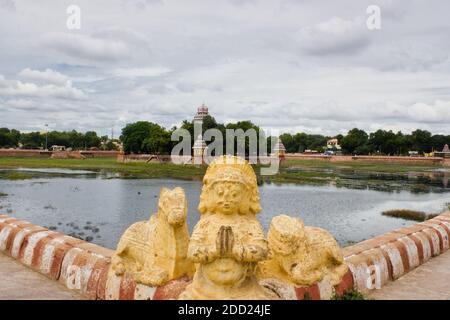Madurai, Indien - 02. November 2018: Statue an einer Ecke des Vandiyur Mariamman Tempels oder Maariamman Kovil Teppakulam Räumlichkeiten in Madurai Stadt in Tamil N Stockfoto