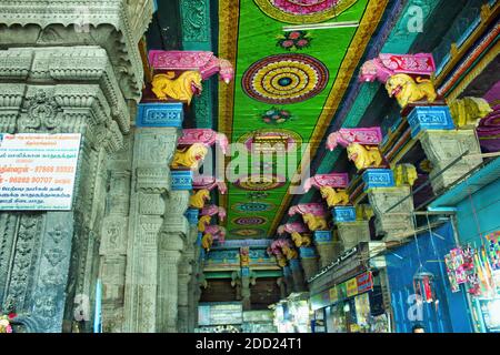 Madurai, Indien - 02. November 2018: Dekorierte bunte Decke eines hindu-Tempels namens Thiruparankundram Murugan oder Subramanya Swamy Temple Stockfoto