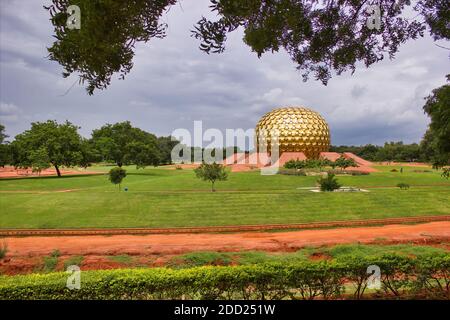 Pondicherry, Indien - 30. Oktober 2018: Runde goldene Kugel auch bekannt als Matrimandir in Auroville Township in Viluppuram Bezirk im Bundesstaat o Stockfoto