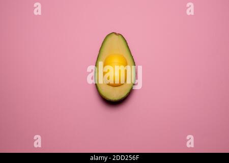 Avocado mit kinderem Ei in der Mitte. Kreatives Food-Konzept Stockfoto