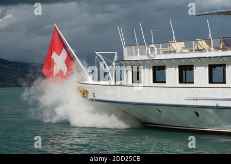 LAUSANNE, SCHWEIZ - 24. Juni 2013: Dampfschiff "La Suisse", am 31. Mai 1910 in Dienst gestellt, 2011 vom Kanton Waadt als historisches Monument eingestuft. Stockfoto