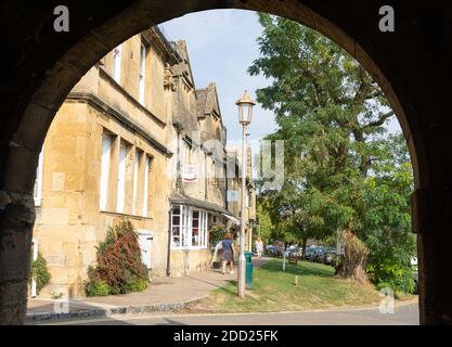 Boutiquen von Market Hall, High Street, Chipping Campden, Gloucestershire, England, Großbritannien Stockfoto