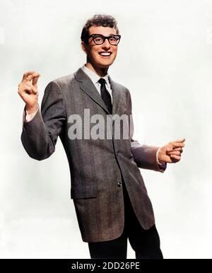 Ca. 1958 , USA : der gefeierte Rock'n Roll Star , Gitarrist , Sänger und Songwriter BUDDY HOLLY ( 1936 - 1959 ). Buddy Holly tot auf dem unglücklichen Flug tyhe Tag 3 februar 1959, der auf Clear Lake abgestürzt und tötete ihn und auch J.P. The Big Bopper Richardson und Richie Valens . Unbekannter Fotograf für Brunswick Records . DIGITAL KOLORIERT .- ROCKABILLY - POPMUSIK - ROCK AND ROLL - ROCK'n ROLL - MUSICA LEGGERA - Portrait - ritratto - musicista - musician - chitarrista - musicista - ROCK - Portrait - ritratto - ANNI CINQUANTA - 50er - '50 - Objektiv - Lächeln - sorriso - disastro Aereo - da Stockfoto