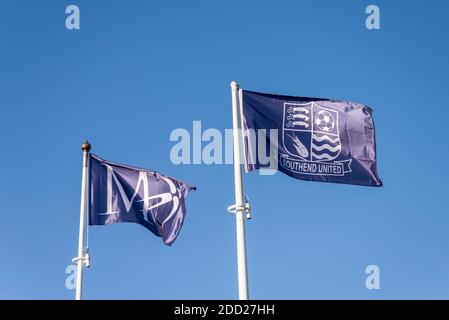 Southend United Football Club und Martin Dawn Flaggen fliegen im blauen Himmel vor der Roots Hall, Southend on Sea, Essex, Großbritannien. Neue Flaggen am Stab Stockfoto